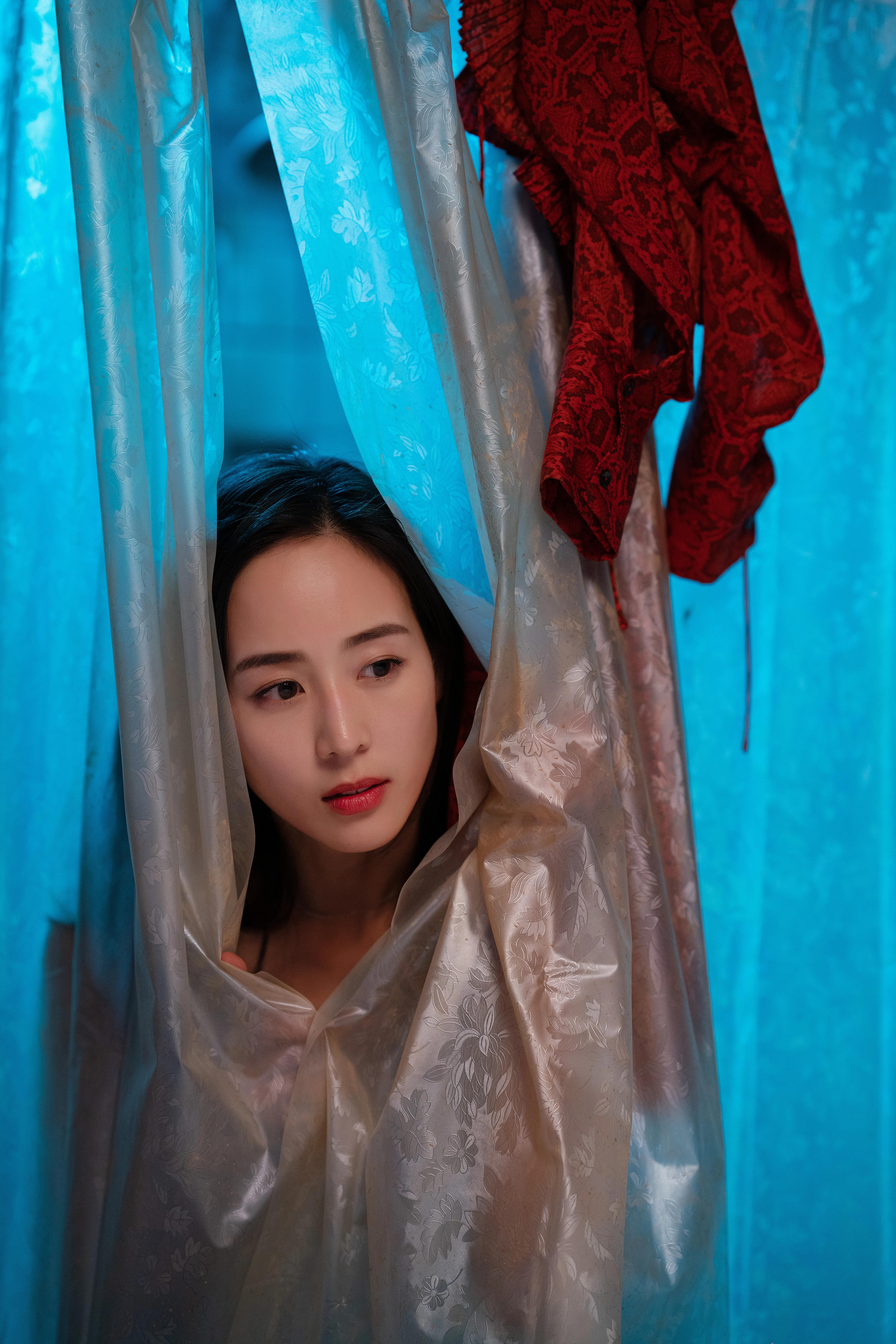 《唐人街探案》张钧甯lvy玫瑰红长裙高清原图