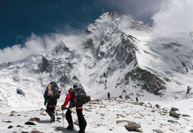 队员们也不想和藏民起冲突,便绕过了藏民,从其他的位置进入梅里雪山.