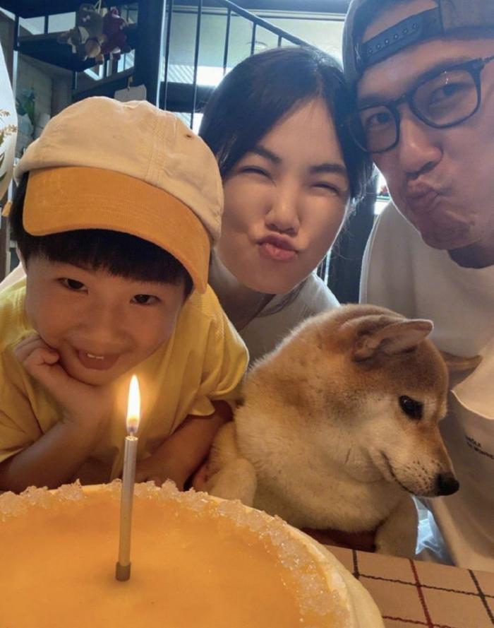 Ella为儿子庆祝5岁生日，亲吻孩子母爱爆棚，劲宝比心画风喜感