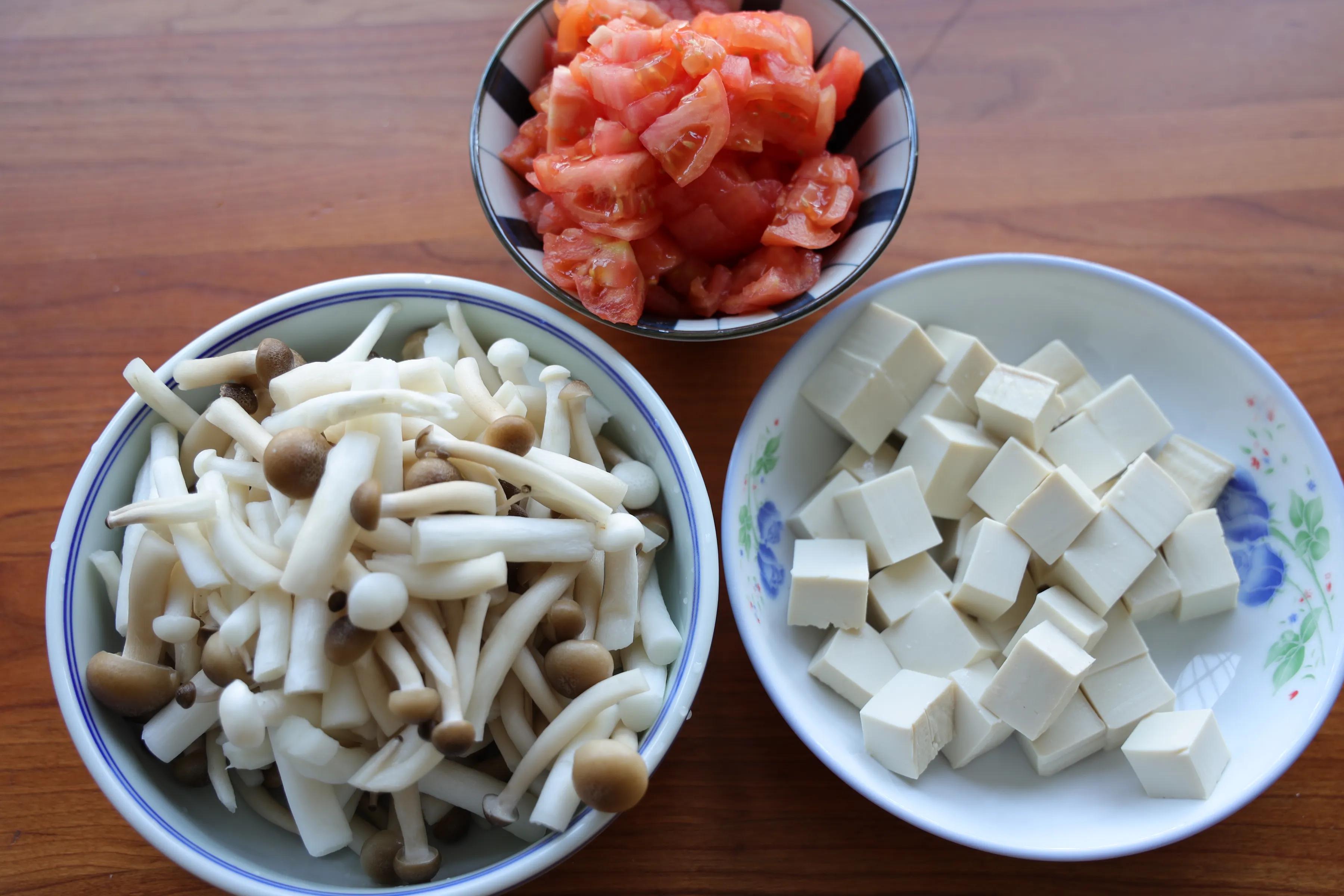 天气凉了，来一碗超鲜美的菌菇汤，全身暖呼呼不怕冷，做法超简单