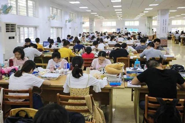 高校男生失恋宿舍崩溃，同学：不要当舔狗啦，本人：我就当舔狗