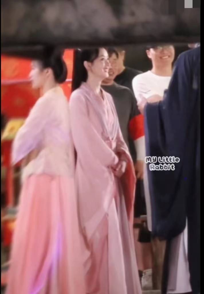 赵丽颖《与凤行》路透图曝出 粉色古装造型超甜