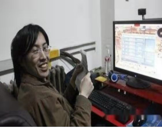 高考647分的高材生，蜗居网吧4年不洗澡不换衣服，从早到晚打游戏