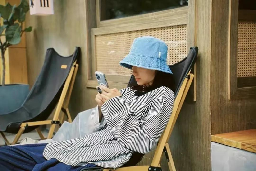 张小斐滑板又帅又酷，随性自然的她让人喜爱