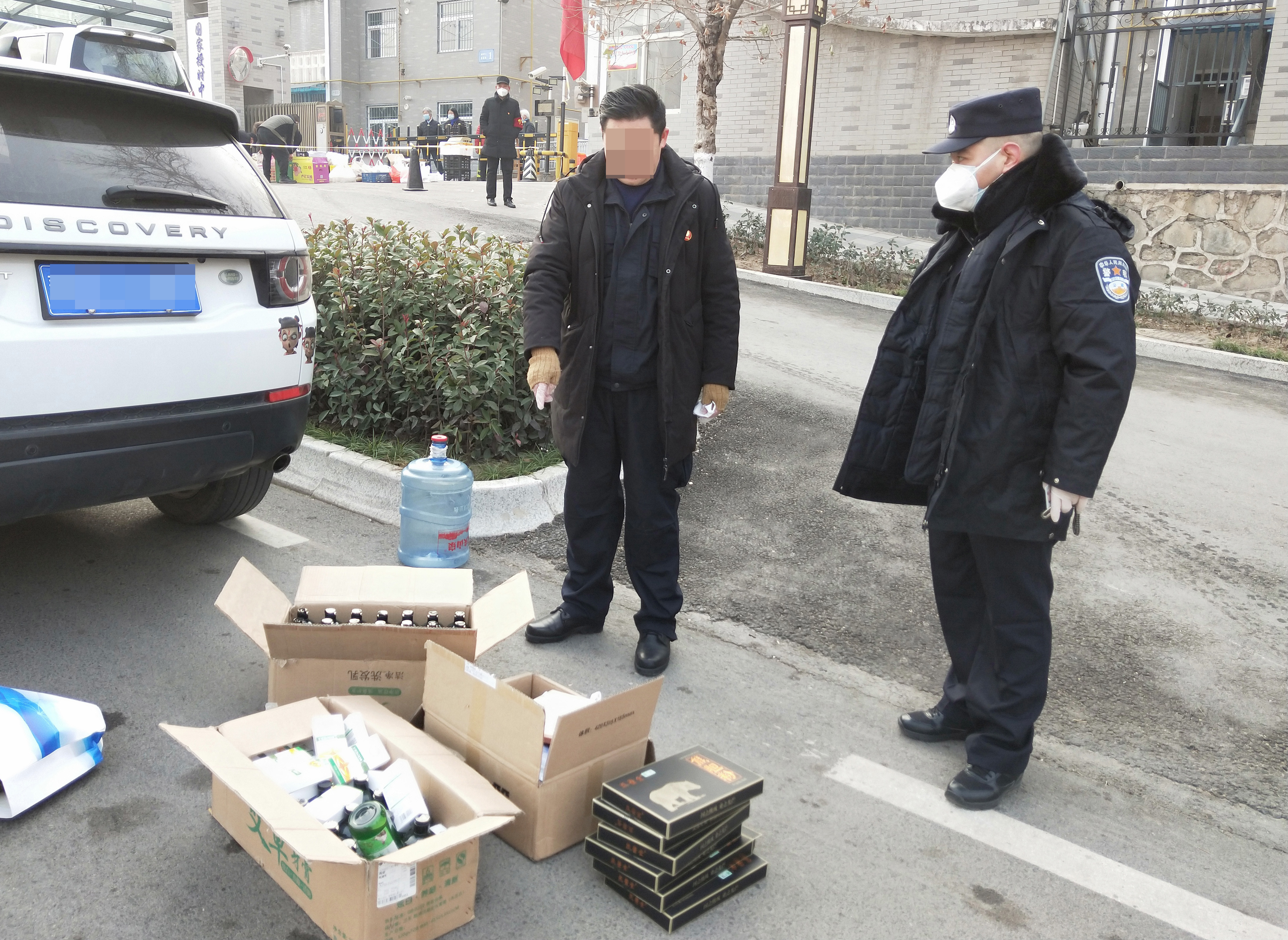 西安临潼公安：民警现场查获一名销售“三无”保健品男子