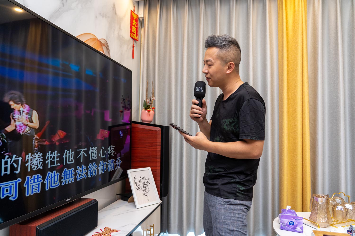JBL音乐唱将麦克风体验：把客厅打造成KTV嗨歌现场