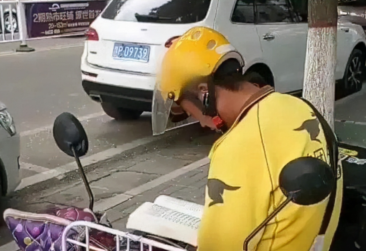 女大学生与外卖小哥发生口角，出口成脏，网友暖心为外卖小哥撑腰