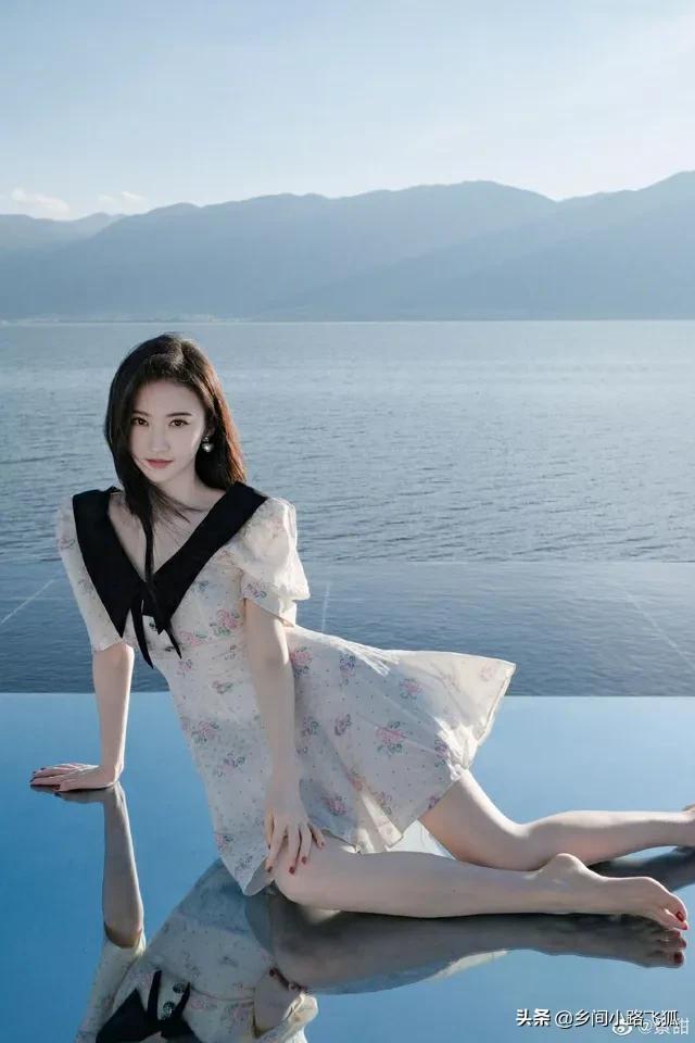 景甜晒甜美风生日写真大片 着连衣裙手拿鲜花夏日感满满