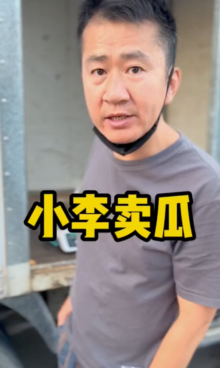 演员李嘉明大街上卖水果！自曝无戏可拍已失业，鬓角发白皱纹明显