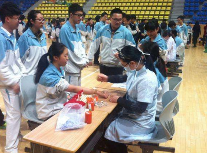 高考体检要“全部脱光”？学生们忐忑不已，医生：你以为我想看？