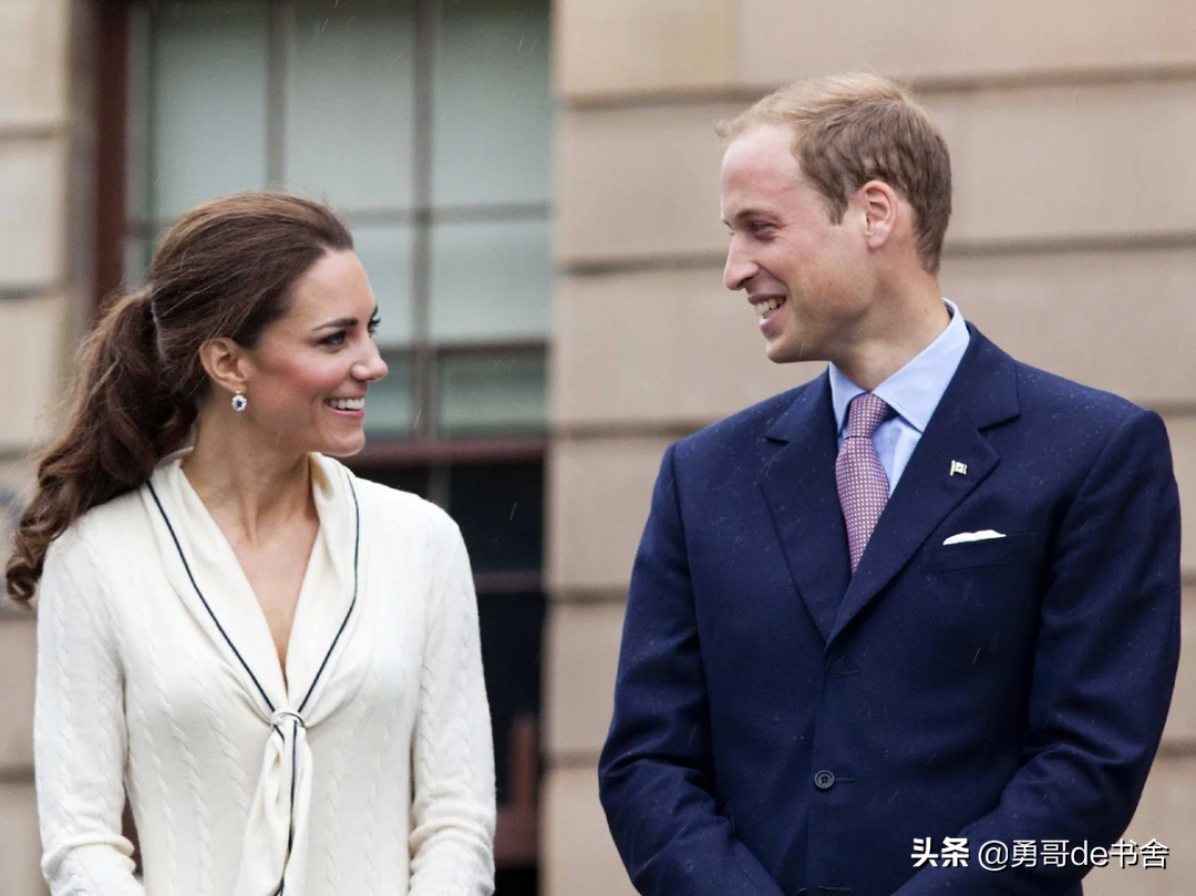 2022巴黎时装周最土CP出圈了！堪比欧阳娜娜搭上了宋小宝