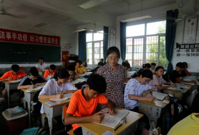 山东农村小学出现“课霸”？学生直接躺在地上睡觉，老师拿他没法