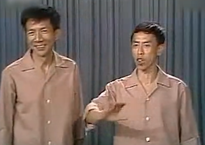 两位相声大师罕同框！85岁黄俊英精神好，87岁杨达坐轮椅行动不便