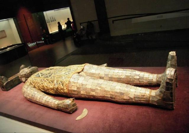 1999年一富商2万伪造金缕衣，故宫专家估价24亿，轻松骗走银行5亿