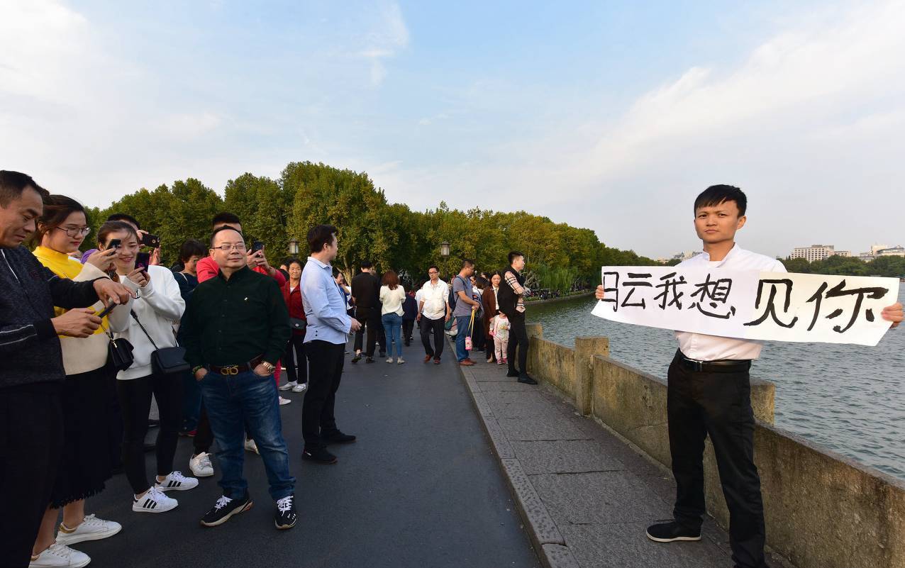4年前，重庆小伙撞脸马云，为了见马云，在杭州边打工边包装自己