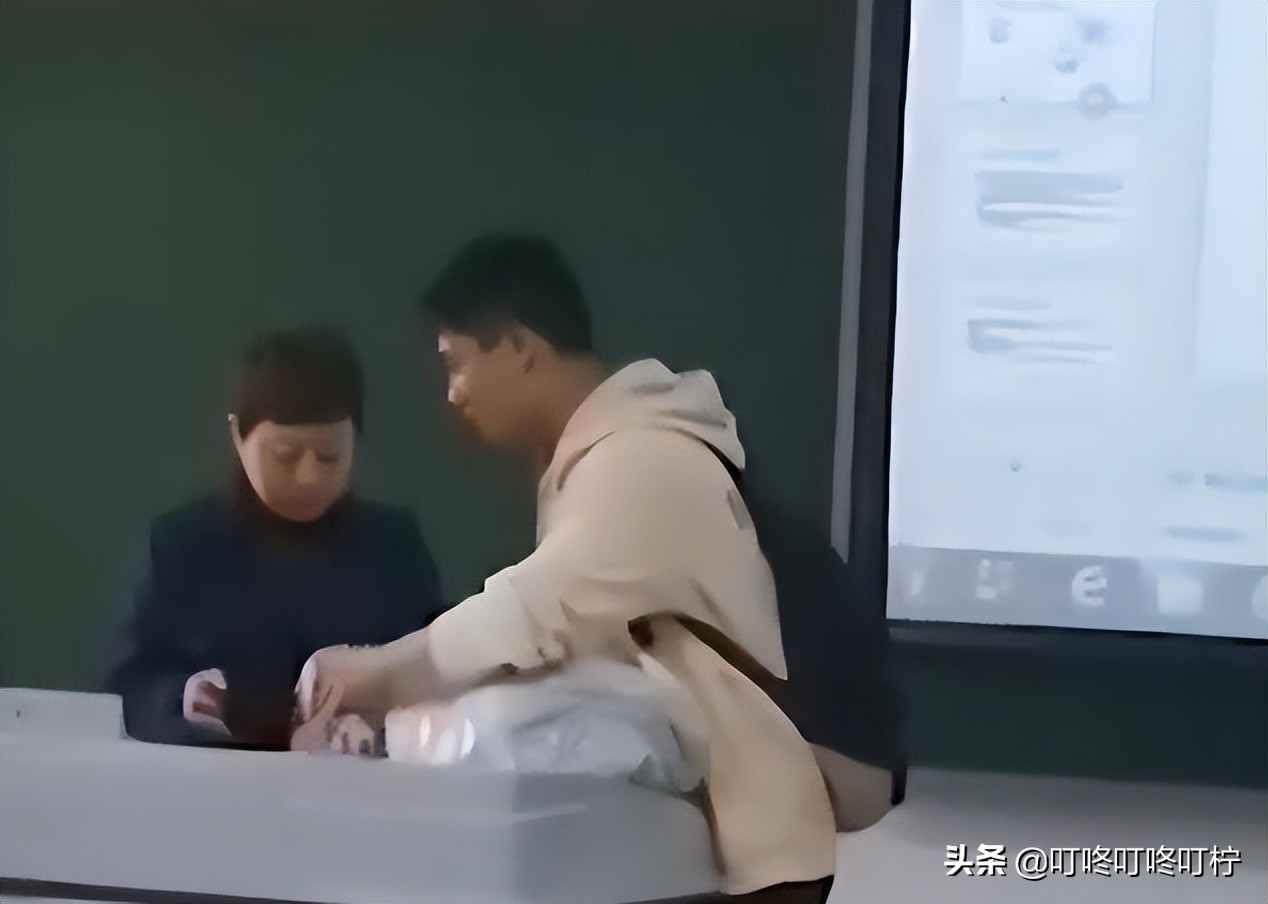 四川大学生将“作业”卖给老师，台下笑成一片，网友：赚学费不亏