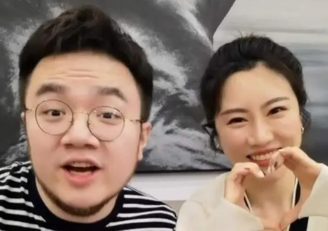 “宋丹丹儿媳”王博谷：嫁小7岁巴图连生两子，和婆婆相处成姐妹