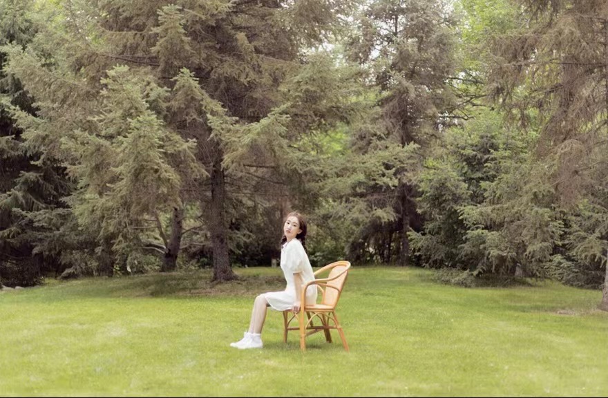 樹林拍照，如何拍得清新漂亮又有氛圍？8個技巧玩轉(zhuǎn)樹林美女人像
