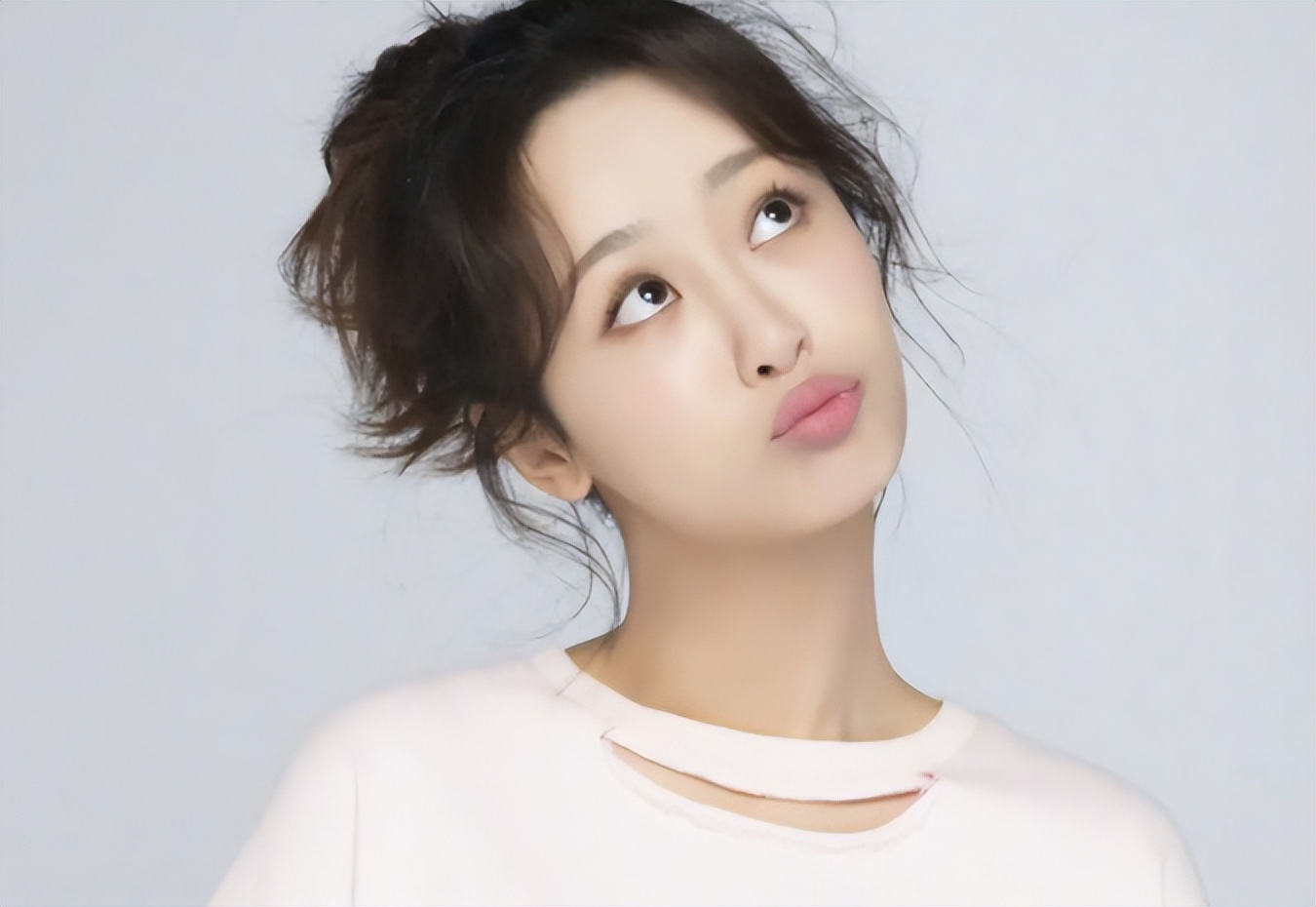 杨紫，给我的感觉就是开朗活泼通透和敏感，真的会越来越喜欢她了