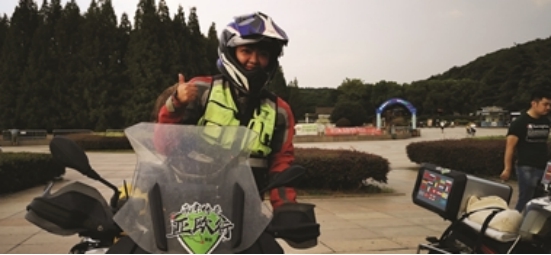 19年，南京44岁单亲妈妈，骑机车去欧洲看望女儿，93天穿越25国