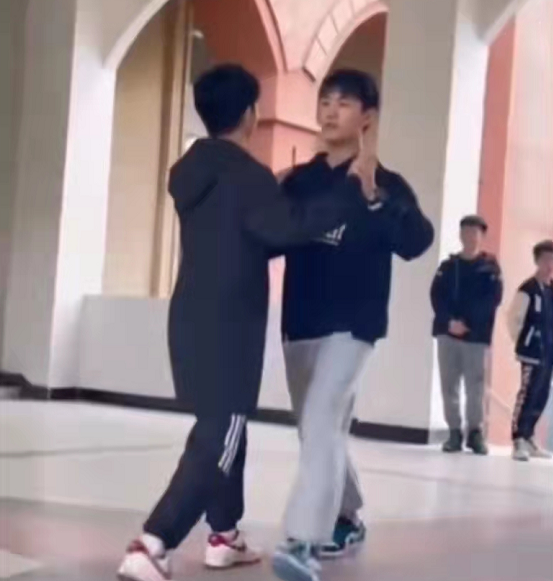 最怕空气突然安静，大学体育课两男生一组跳舞，网友：敢不敢对视