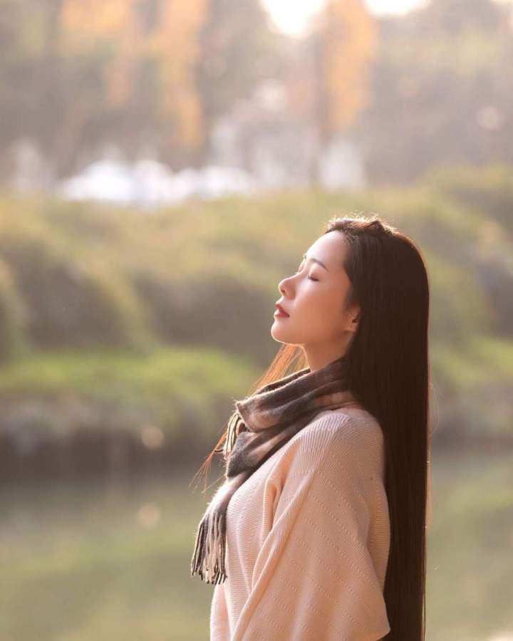 氣質(zhì)女性拍照技巧，7個(gè)有效擺姿，拍照優(yōu)雅知性很有魅力
