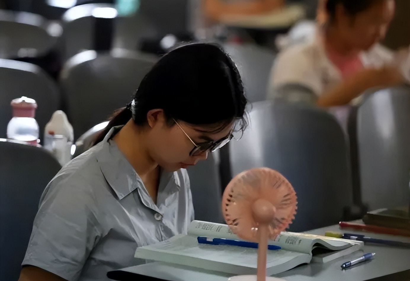 从专科生到北大研究生，一路上“披荆斩棘”，结果却不被网友认可