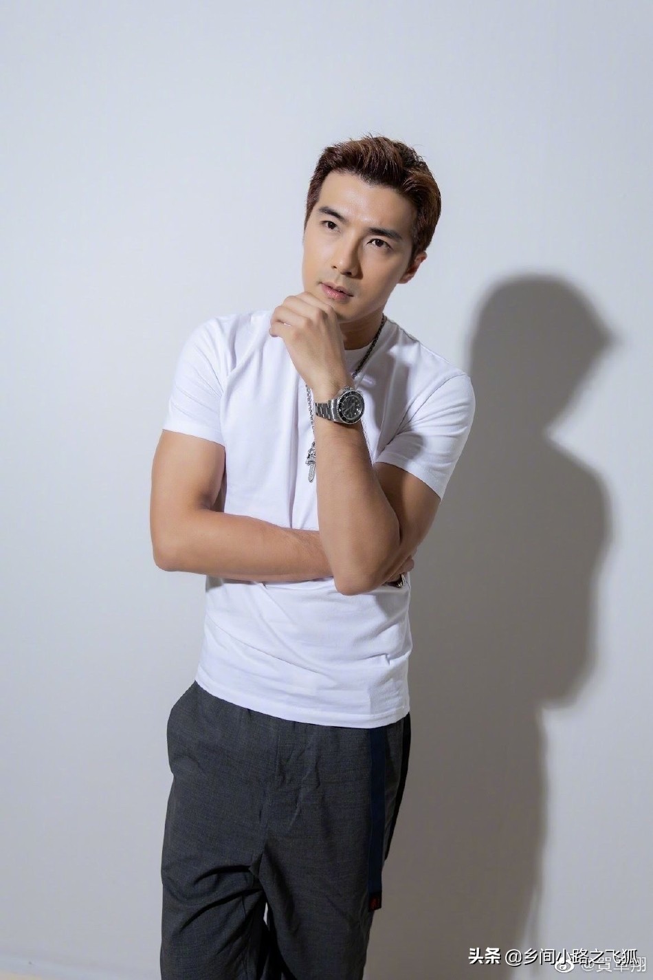 贺军翔晒剪发前后对比照 短发帅气长发油腻判若两人