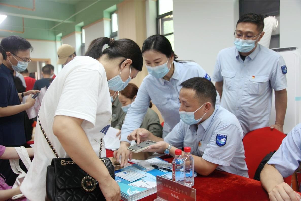 武水集团党员干部下基层实践活动出实招，当好“管家”为居民服务“到家”