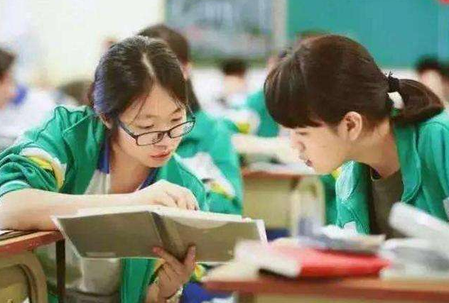 高考后才明白，普通班“鸡头”和重点班凤尾，差别可不仅仅是成绩