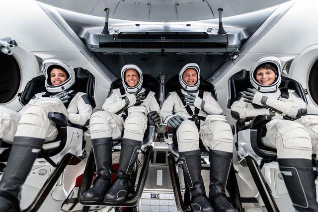 新龙飞船首飞，带四名宇航员进国际空间站，不是停产了吗？