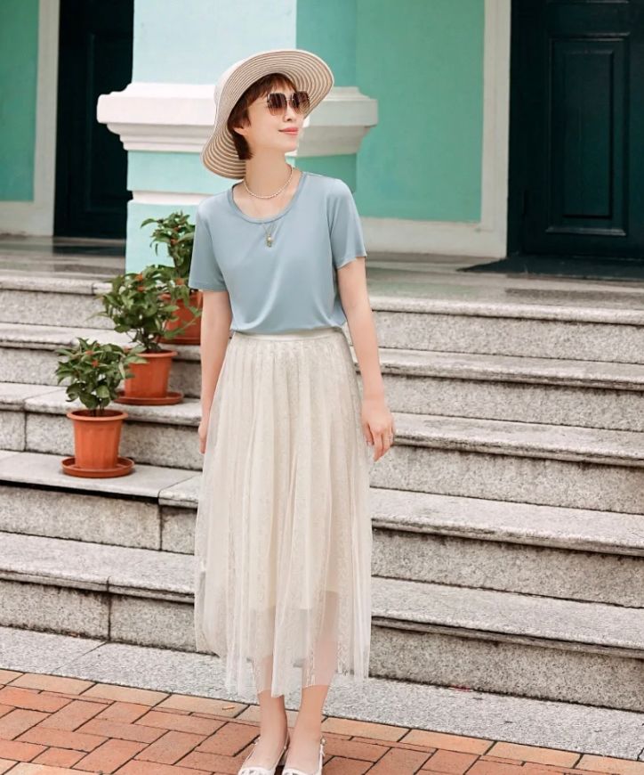 女人上了年纪多穿4种“显贵色”，优雅又有气质，一看就是洋气人