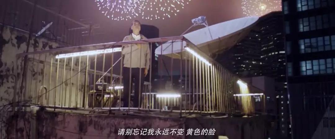 摘皇家警徽，无误差手表，放5次烟花，8部细节拉满的回归题材电影