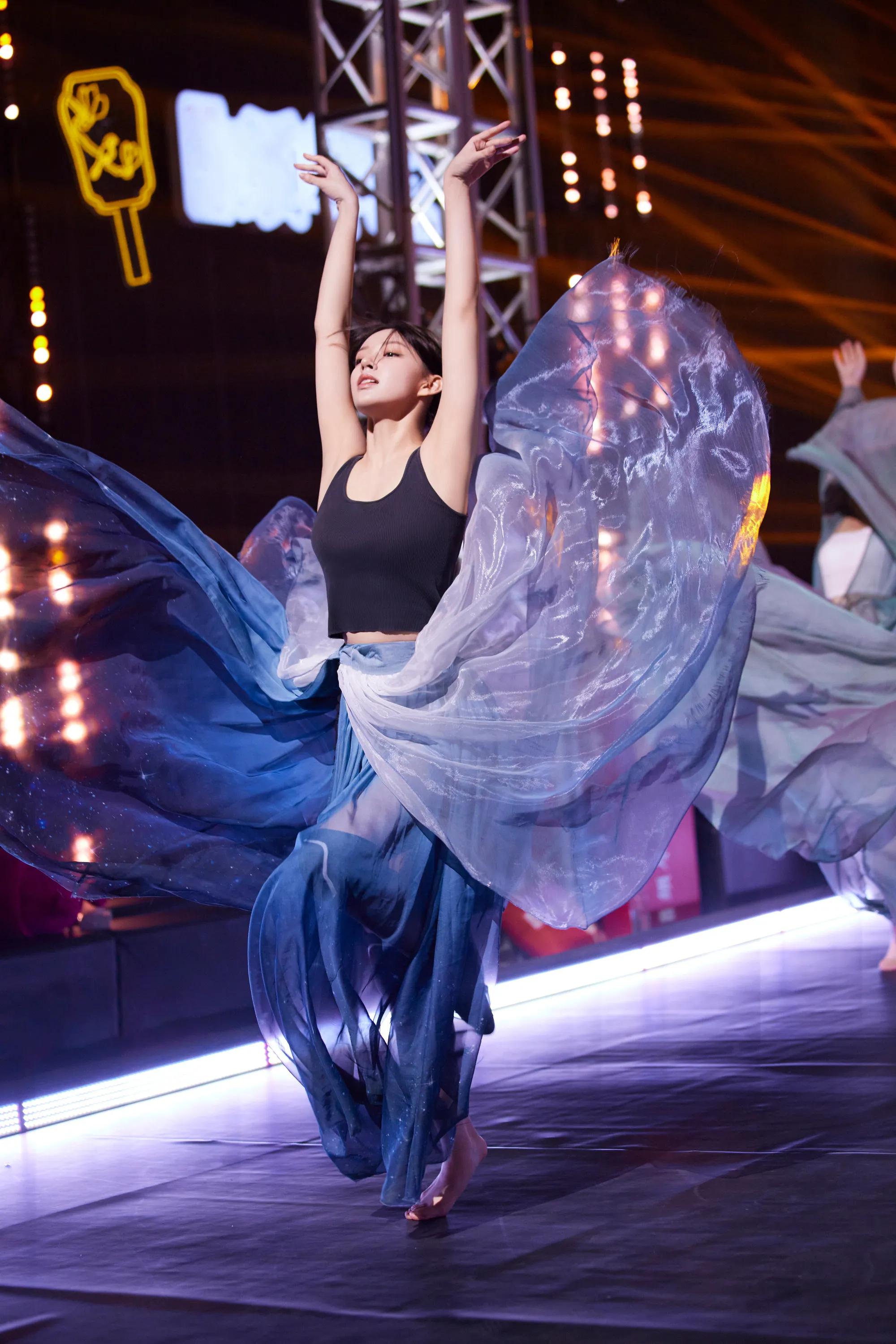 程潇了不起舞社，这一身服装仙气飘飘