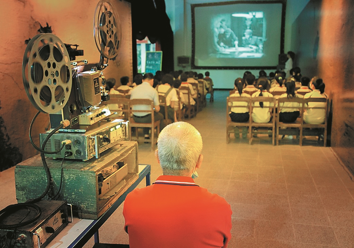 过去的电影和书本都是黑白的,却给儿时的我们带来了欢声笑语