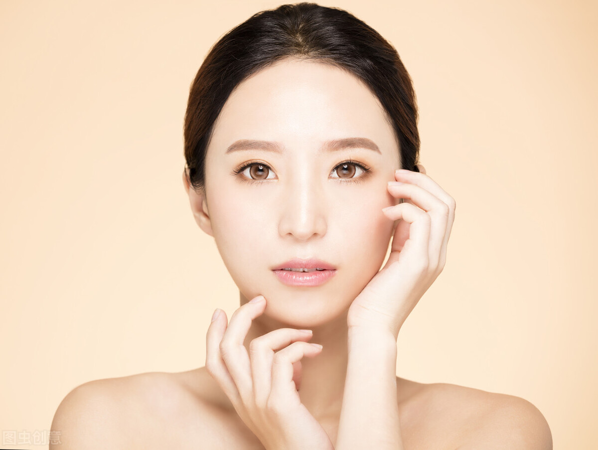 年轻美丽的亚洲女人脸蛋护理面部护理美容美发图片下载 - 觅知网