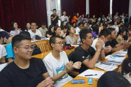 辅导员岗位“有多香”？211大学公开招聘，年薪18W起步还包编制