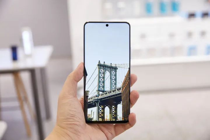 华为P50 Pocket折叠屏官宣；折叠屏iPhone最早2023年发布