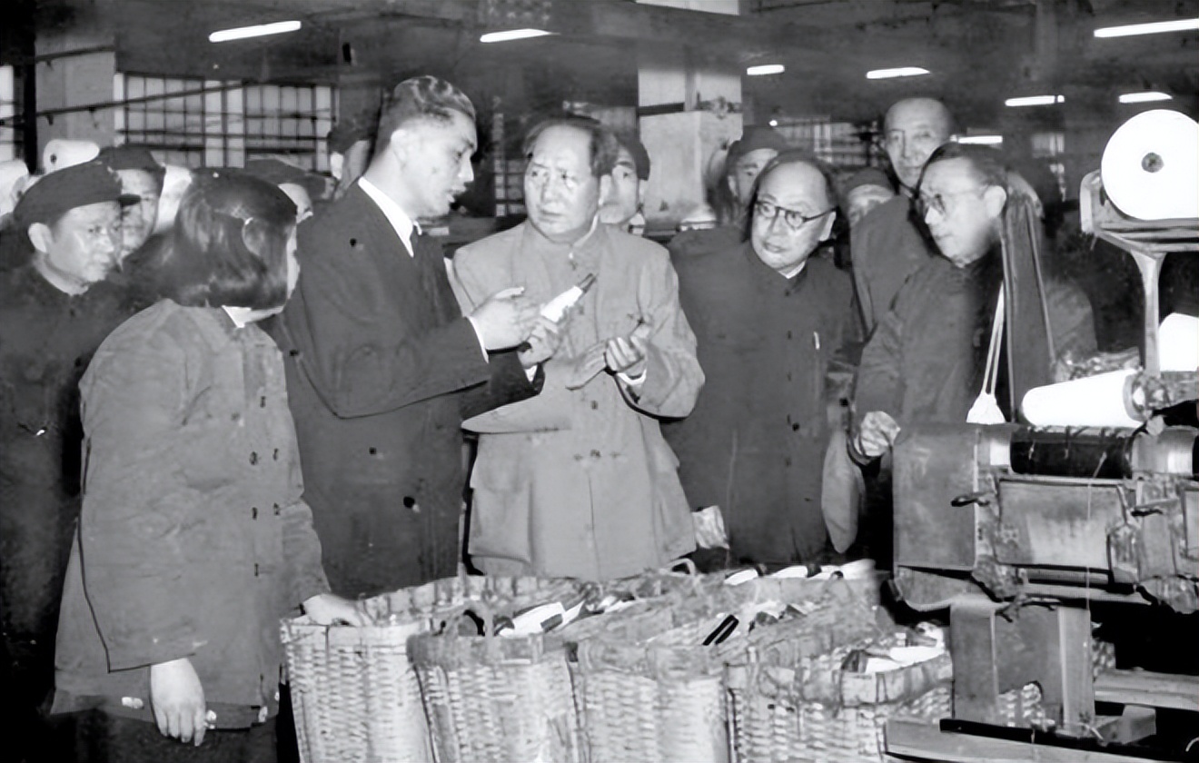 1956年，毛主席对荣毅仁等人说：我知道不抽烟而命长的人是蒋介石