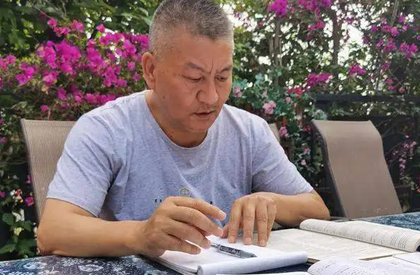 55岁大爷成“高考网红”，一心想考上四川大学，屡败屡战精神可嘉