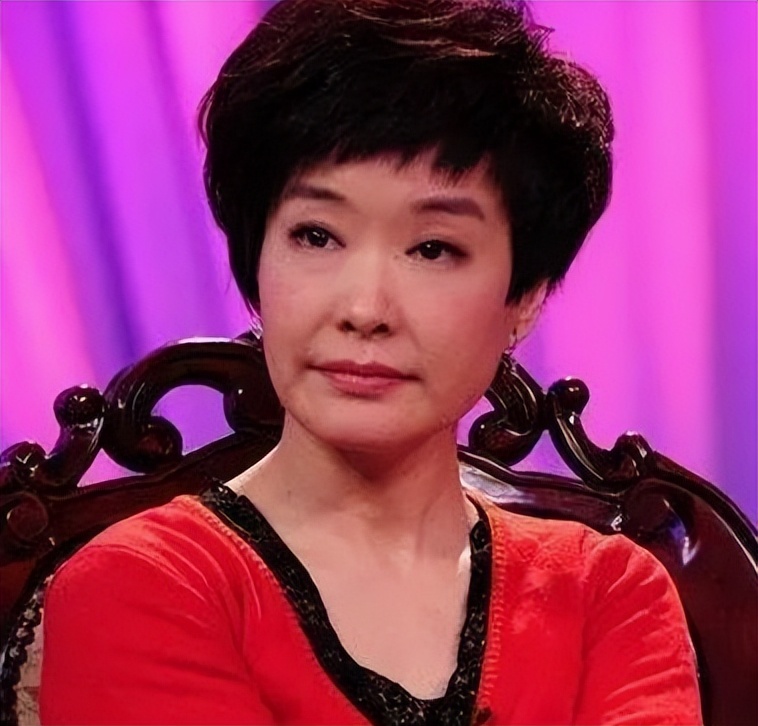 她父亲是央视台长，母亲是著名播音员，她能接替董卿的位置吗？