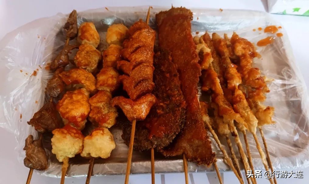 藏不住了！那些巷子里的美味人生，被悄悄地穿成了串