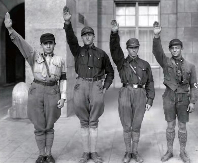 二战中希特勒有多残暴？送上万未成年孩子上战场，被俘后痛哭求饶