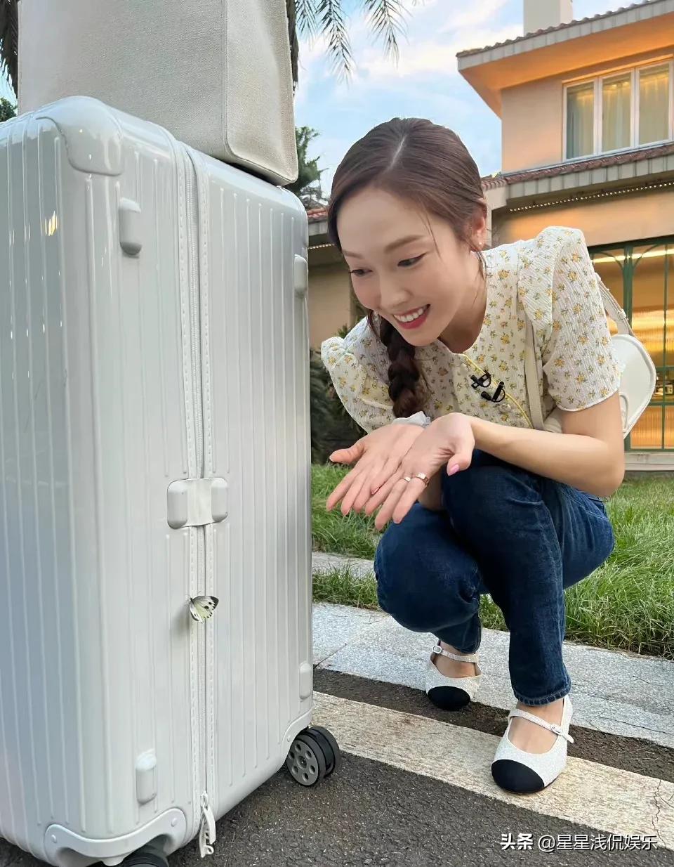 郑秀妍晒于文文视角下美照，看到蝴蝶好开心，被指责录节目玩手机