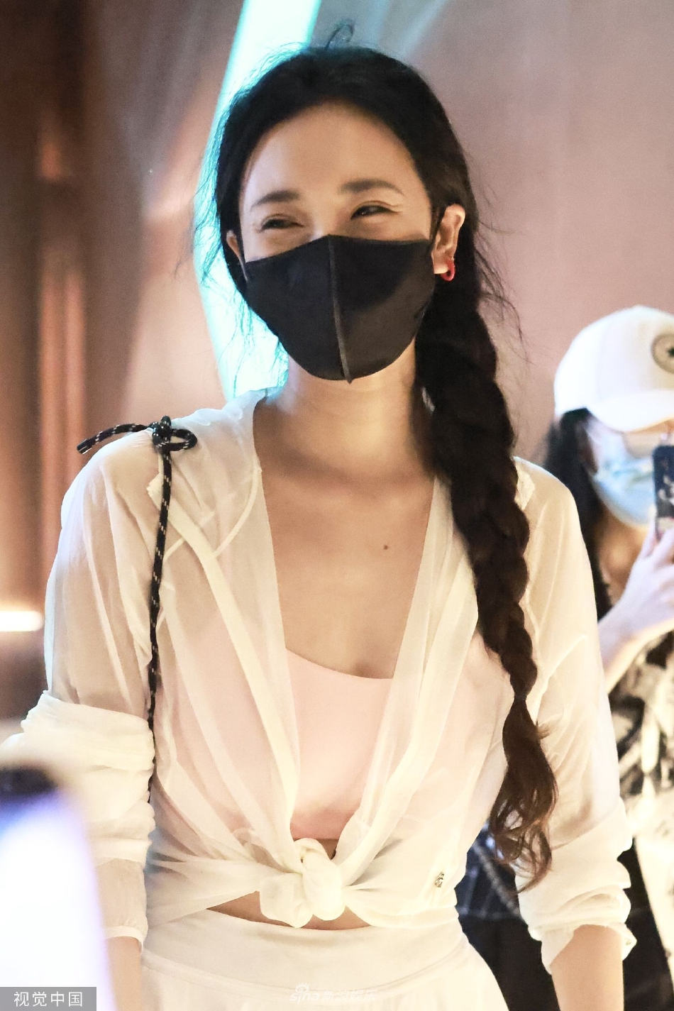 王紫璇前往录制《乘风破浪》笑眼弯弯亲切可人