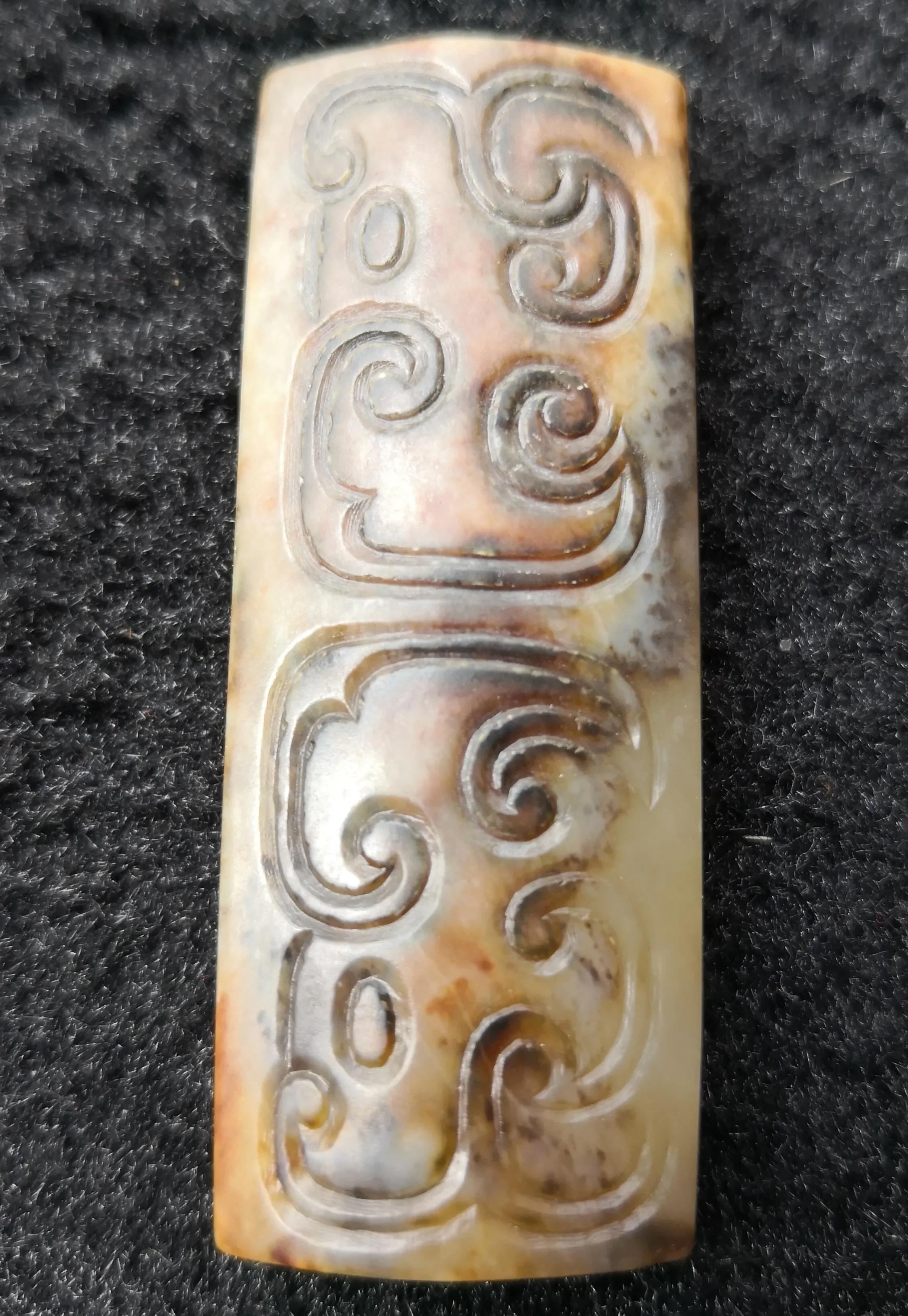 勒子型玉礼器是玉勒子发展的最高层级,纹饰以卷云纹居多,用于表达愿望