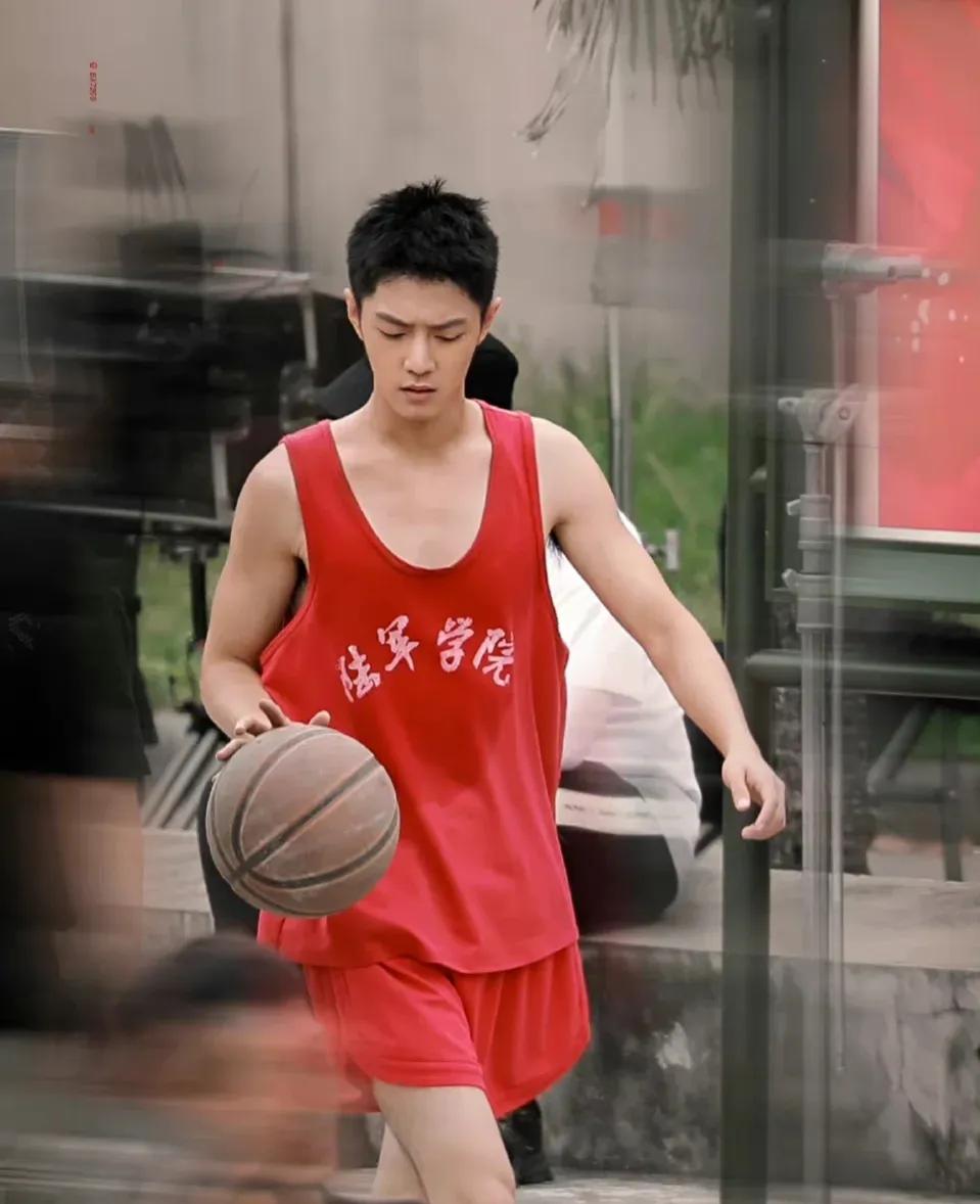 打篮球的男生真的很有魅力！8位男星，谁是你心中的“流川枫”?