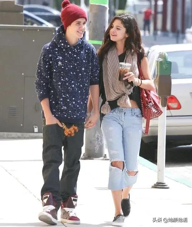 在贾斯汀·比伯因半脸瘫痪而呼救时，塞莱娜·戈麦斯的举动掀起波澜