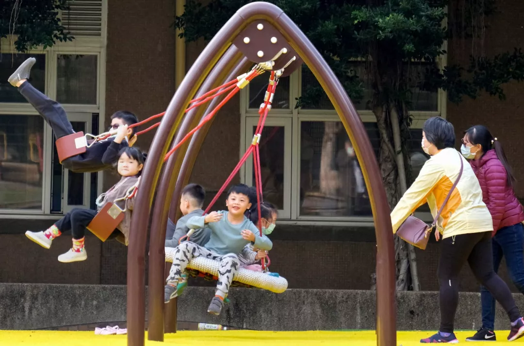 不愿生娃，只是因为“缺钱”吗？