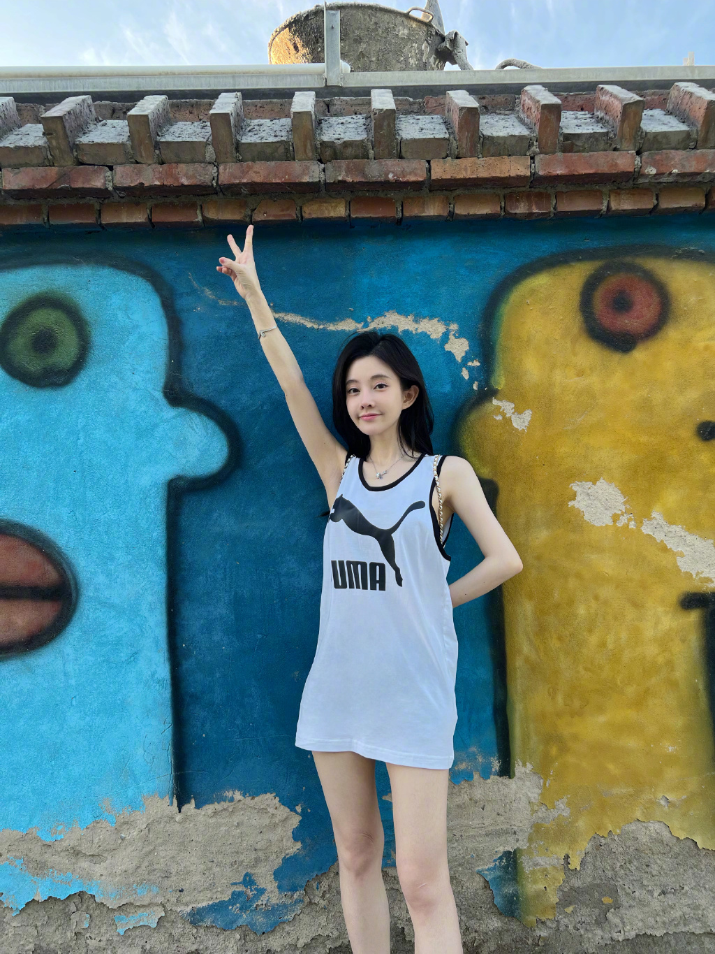 走出谣言风波，冯提莫晒出游自拍照心情好，粉丝：退场一米二